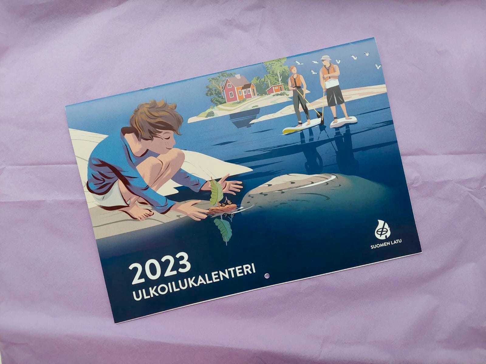 Suomen Latu 2023 kalenteri - Ulkoiluaktiviteetit kuvitettuna - Napa Agency