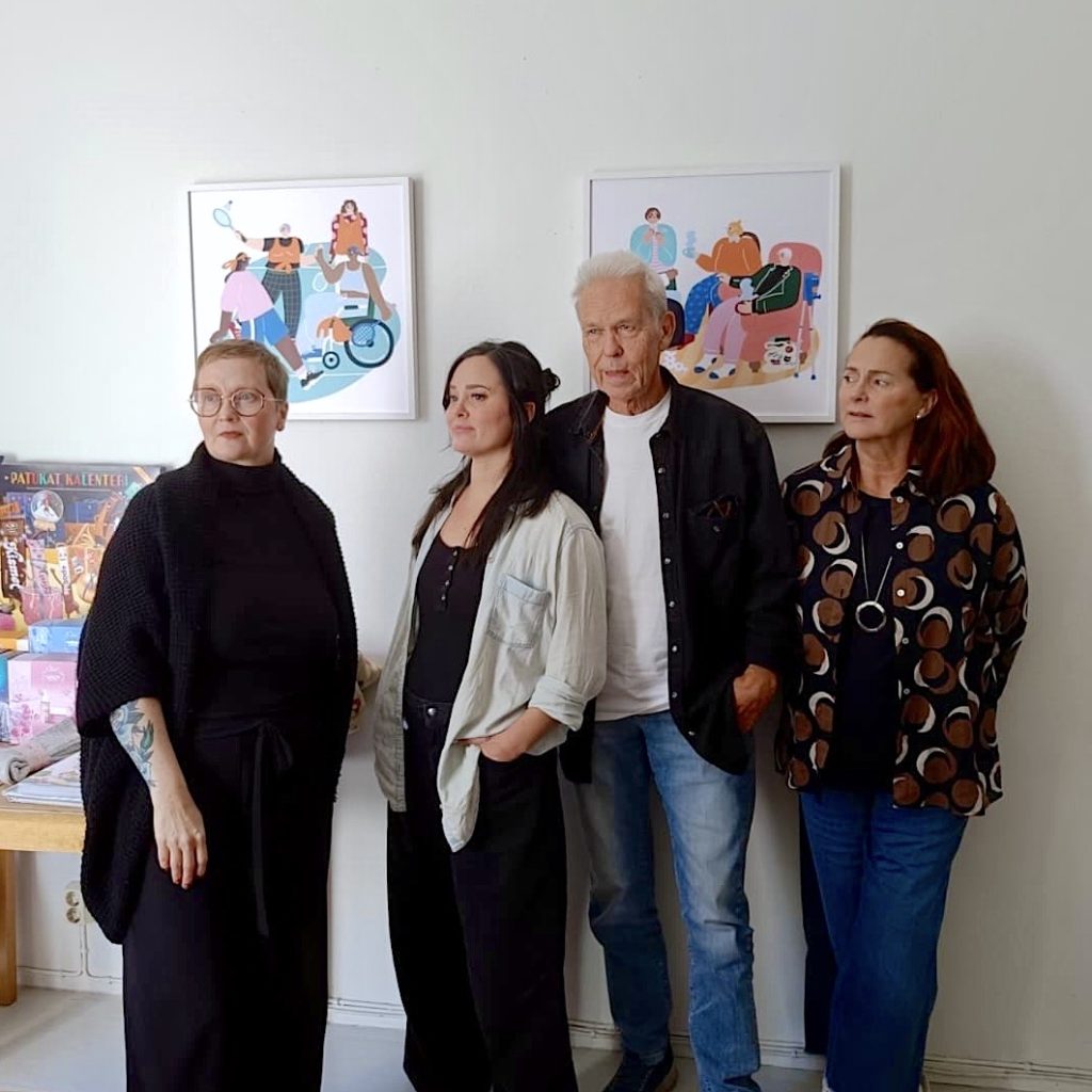 Valokuvassa agentti Marjo Oliva / Napa Agency, sekä Jenna, Mauri ja Tarja Kunnas / Doghill Productions Oy